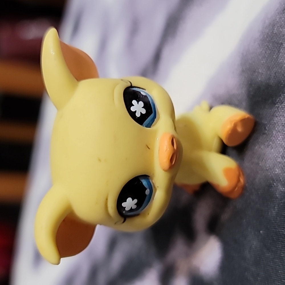 Littlest Pet Shop 2" Bobble head yellow Peach Pig with blue eyes and star pupils
